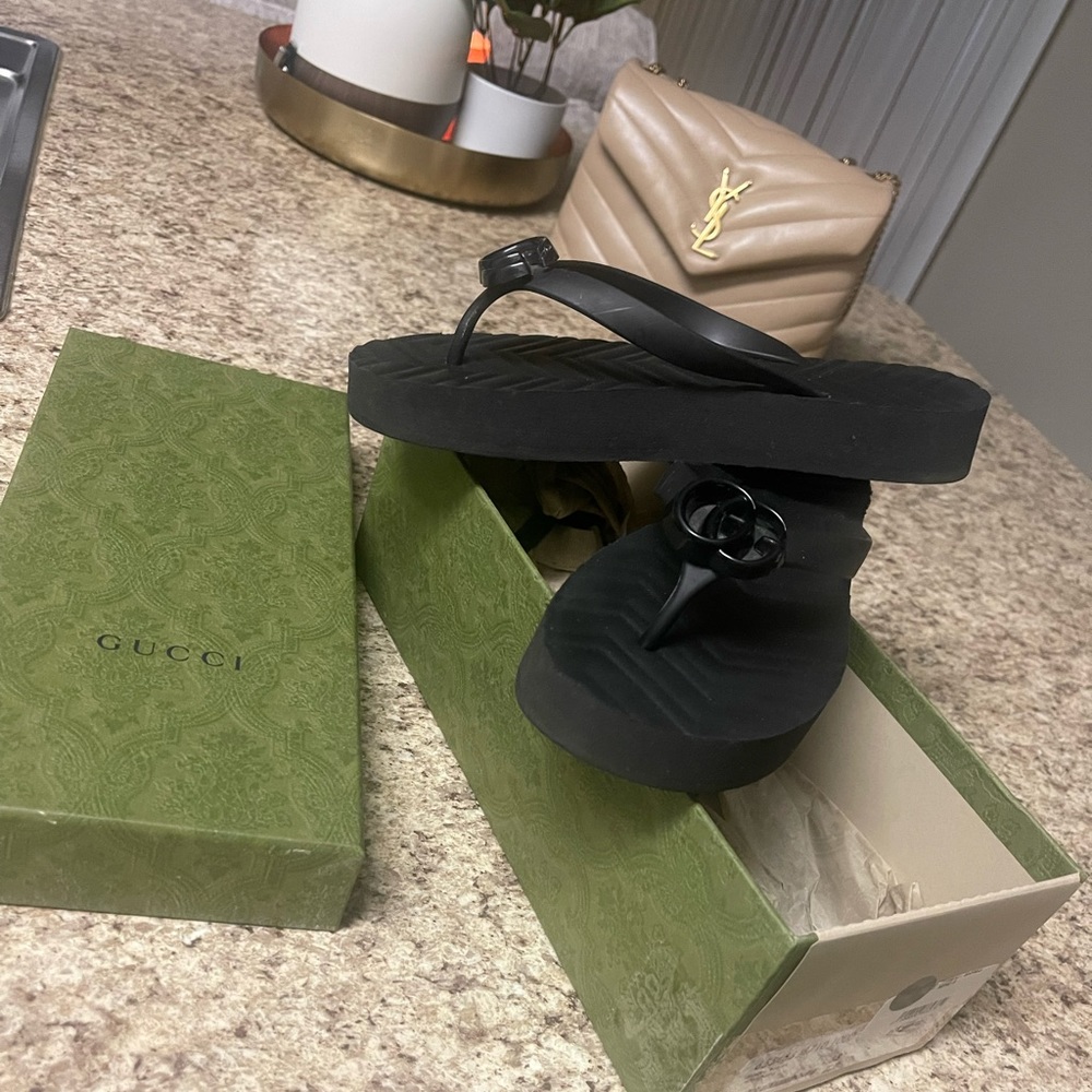 GUCCI Women's chevron thong sandal